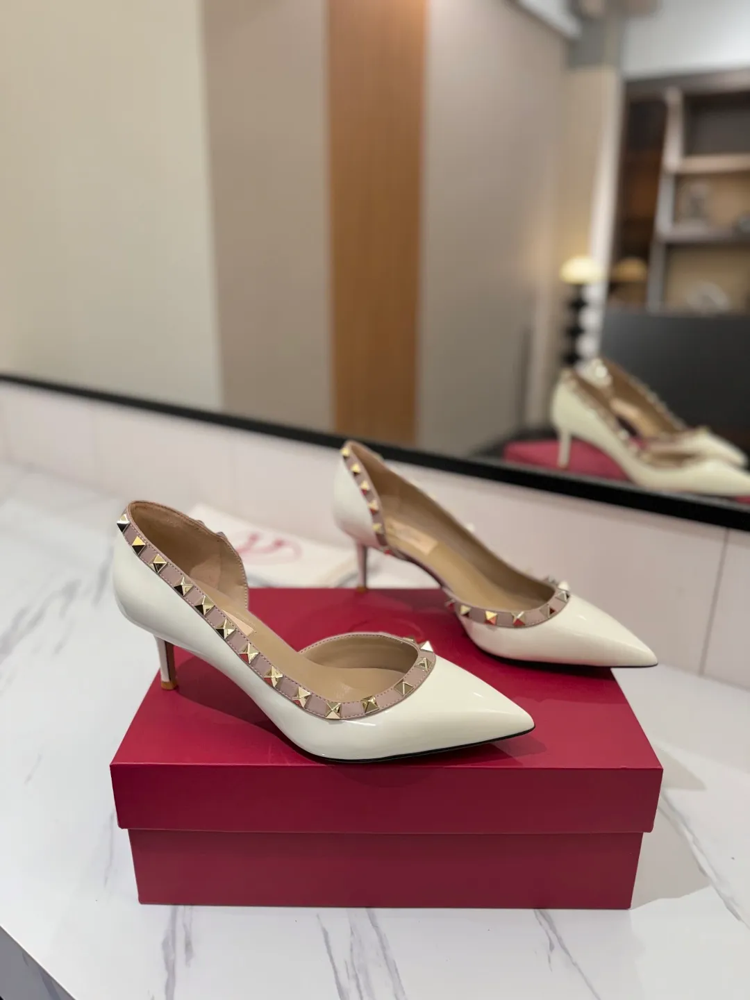👟👟Ex-factory price 580👟👟 Valentino/Valentino rivet VT classic shoes, top replica! The side curves are perfect, the original molded custom-made rust-free rivets, and the textured hardware bring out a full sense of high-end, giving you a genuine foot feel! The first choice for high-end customers❤️ [Material] Upper: Original imported custom patent leather Lining: Original imported goatskin Outsole: Imported pearlescent leather outsole Heel height: 6.5CM Code number: 35-39 [34, 40, 41, 42 custom-made are not returnable]